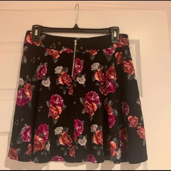 DIVIDED Black‎ Skirt with Pink Roses Junior Medium - Picture 2 of 6